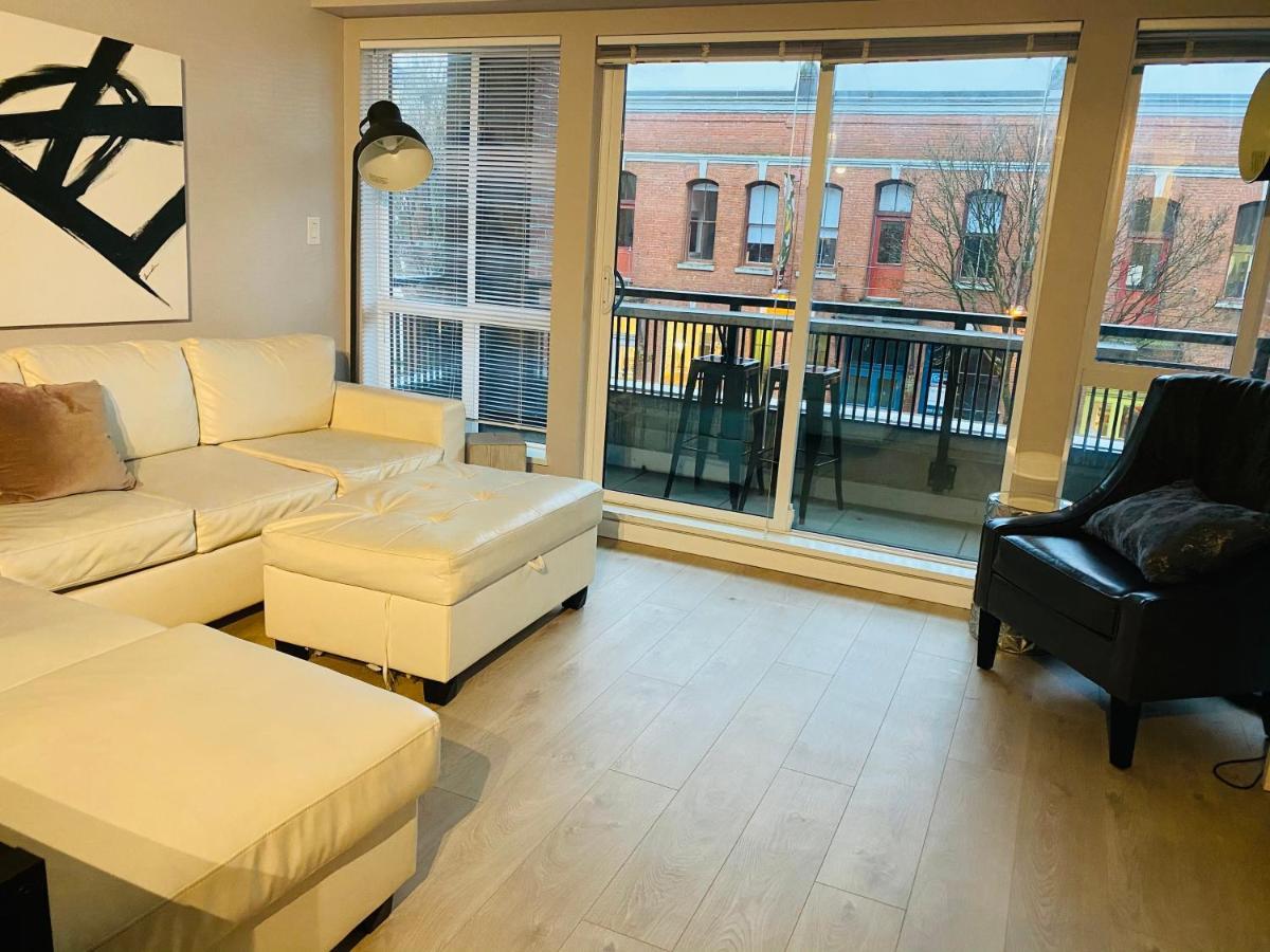 Downtown Heritage Condo With Parking Victoria Exterior photo