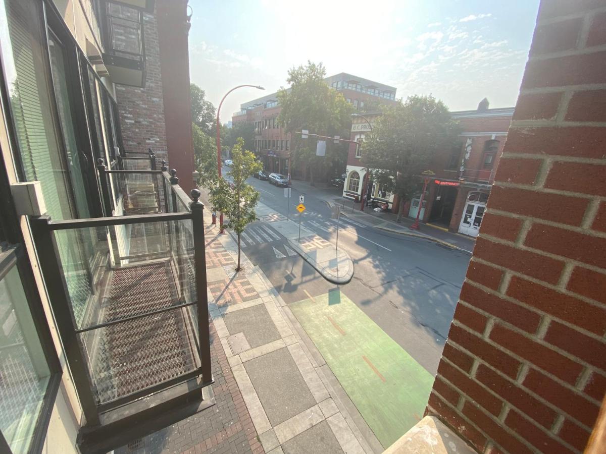 Downtown Heritage Condo With Parking Victoria Exterior photo