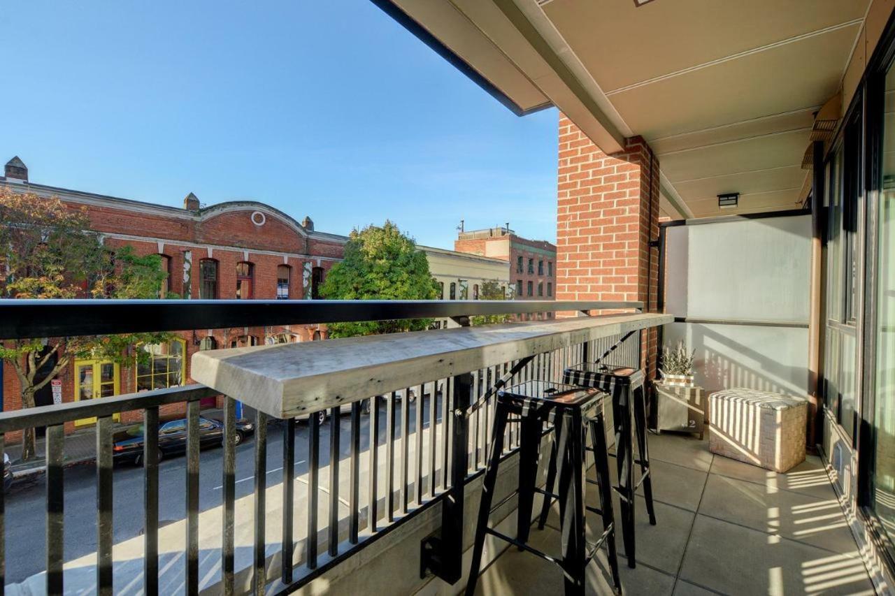 Downtown Heritage Condo With Parking Victoria Exterior photo