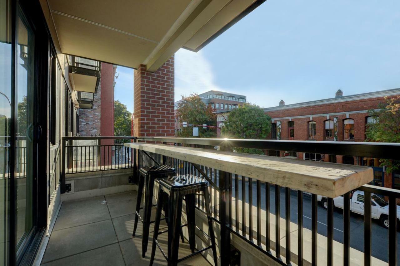 Downtown Heritage Condo With Parking Victoria Exterior photo